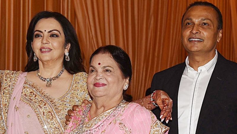 नीता अंबानी की सास कोकिलाबेन उन्हीं के साथ एंटीलिया में रहती है। सास और बहू के बीच में बेहतरीन बॉन्डिंग है।