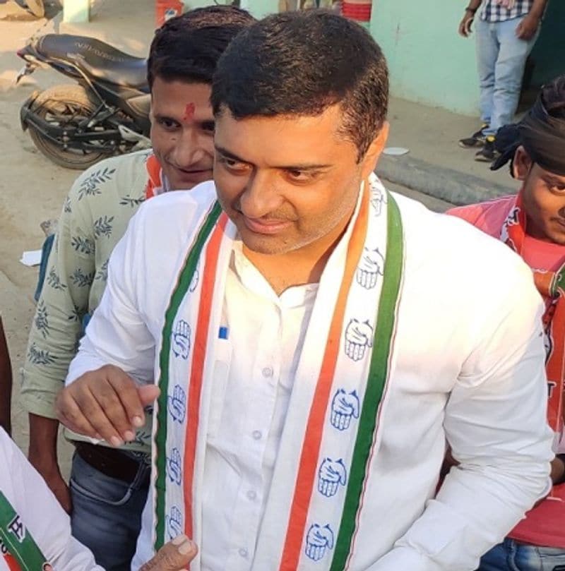 बात अगर दूसरे चरण के सबसे धनवान प्रत्याशी की करे तो संजीव सिंह का नाम सबसे ऊपर है, जो कांग्रेस के टिकट पर वैशाली विधानसभा सीट से मैदान में हैं। उन्होंने अपने नामांकन के एफिडेविट में अपनी सम्पत्ति 56.6 करोड़ बताई है। बता दें कि संजीव सिंह कांग्रेस के राज्य आईटी सेल के अध्यक्ष भी हैं।
