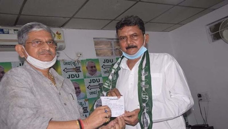 सबसे अमीर उम्मीदवारों की लिस्ट में पांचवें स्थान पर सुनील कुमार हैं, जो बिहार के पूर्व डीजीपी रह चुके हैं। उन्होंने अपनी कुल सम्पत्ति 42.3 करोड़ रुपये घोषित की है। बता दें कि वो गोपालगंज जिले की भोरे विधानसभा सीट पर जेडीयू के टिकट पर चुनावी मैदान में हैं।
(फाइल फोटो)