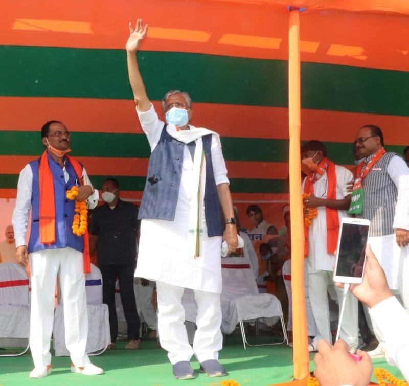 सुशील मोदी ने पूछा है कि आखिर नौवीं पास तेजस्वी प्रसाद यादव और इंटर-पास तेजप्रताप यादव में ऐसी कौन सी योग्यता थी कि फेयर ग्रो जैसी मुखौटा कम्पनी ने लालू प्रसाद के दोनों बेटों को सीधे डायरेक्टर बना दिया?क्या ये नियुक्तियां लालू-राबड़ी सरकार से अनुचित लाभ लेने के लिए नहीं थीं?
