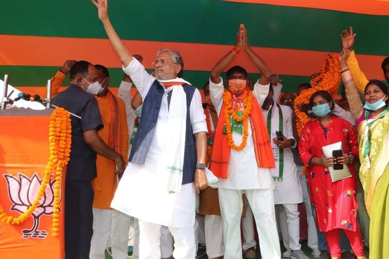 डिप्टी सीएम ने लिखा है कि तेजस्वी यादव बतायें कि उनके पिता लालू यादव ने गरीबों की चिंता छोड़ कर केवल अपने परिवार की गरीबी दूर करने के लिए फर्जी कंपनियों के जरिये कीमती जमीन हथियाने का रास्ता क्यों अपनाया? क्या ये नियुक्तियां लालू-राबड़ी सरकार से अनुचित लाभ लेने के लिए नहीं थीं?
