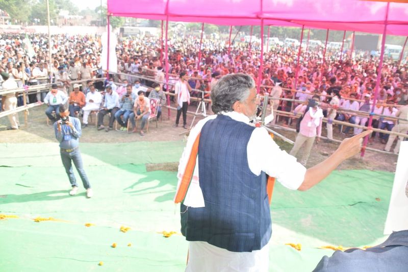 डिप्टी सीएम ने पहला सवाल किया है कि क्या यह सही नहीं कि राबड़ी देवी के शासनकाल में लालू प्रसाद ने पटना में 7,105 वर्गफीट में निर्मित टिस्को के दो मंजिला गेस्ट हाउस को फेयर ग्रो होल्डिंग प्रा. लि. नामक मुखौटा कंपनी के माध्यम से अपने कब्जे में ले लिया था?