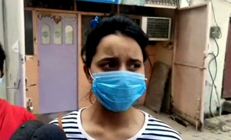 बता दें कि कांग्रेस जिलाध्यक्ष अनुज मिश्रा ने कुछ दिन पहले पिटाई करने वाली माया नाम की युवती को जिला कांग्रेस कमेटी के सचिव पद से निष्क्रिय बताकर हटा दिया था। पीड़ित अनुज का इस मामले पर कहना है कि माया ने अपनी खुन्नस निकालकर मेरे साथ इस घटना को अंजाम दिया है। पुलिस मामले की जांच कर ले, अगर मैं दोषी साबित हो जाऊं तो मुझे फांसी के फंदे पर लटका दिया जाए।