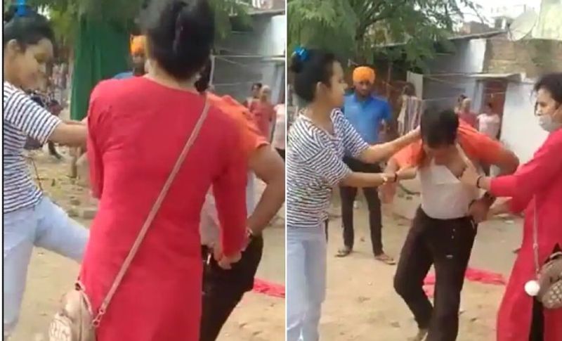 दोनों युवती कांग्रेस जिलाध्यक्ष अनुज मिश्रा की शर्ट उतार चप्पल मारती रहीं। आरोपी युवतियों से अपने लिए रहम की भीख मांगते रहे लेकिन युवतियां अपना कहर बरपाती रहीं। इस दौरान जिलाध्यक्ष ने महिलाओं के पैर छूकर माफ़ी भी मांगी। इसके बाद युवतियों ने कोतवाली पुलिस सूचना देकर मौके पर बुला लिया। जहां आरोपी को हिरासत में ले लिया गया।