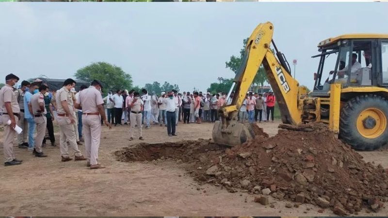 लंबे समय तक अपने बेटे से संपर्क नहीं होने पर सुरेश के पिता रधाना निवासी राममेहर ने एक सितंबर को गुड़गांव सेक्टर-5 पुलिस में शिकायत दर्ज कराई थी। सुनीता ने पुलिस को बयान दिया था कि सुरेश उससे लड़-झगड़कर कहीं चला गया है। आगे पढ़ें इसी क्राइम के बारे में...