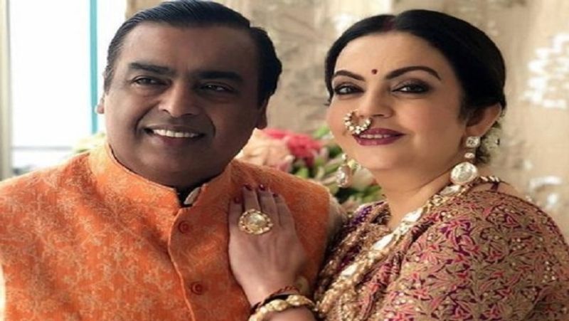 पति मुकेश अंबानी के साथ नीता अंबानी की एक खास तस्वीर। मुकेश अंबानी बिजनेस के काम में हमेशा ही व्यस्त रहते हैं। नीता अंबानी उनका खास ख्याल रखती हैं। यही नहीं, वे अपने परिवार के सभी लोगों की केयर करती हैं। 