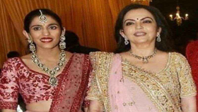 नीता अंबानी अपनी बड़ी बहू श्लोका मेहता के साथ। अपनी बहू को नीता अंबानी बेटी से कम नहीं मानती हैं। नीता अंबानी की अपनी बहू से खास बॉन्डिंग है। यही नहीं, वे अपनी होने वाली छोटी बहू राधिका मर्चेंट को भी बहुत चाहती हैं। 
