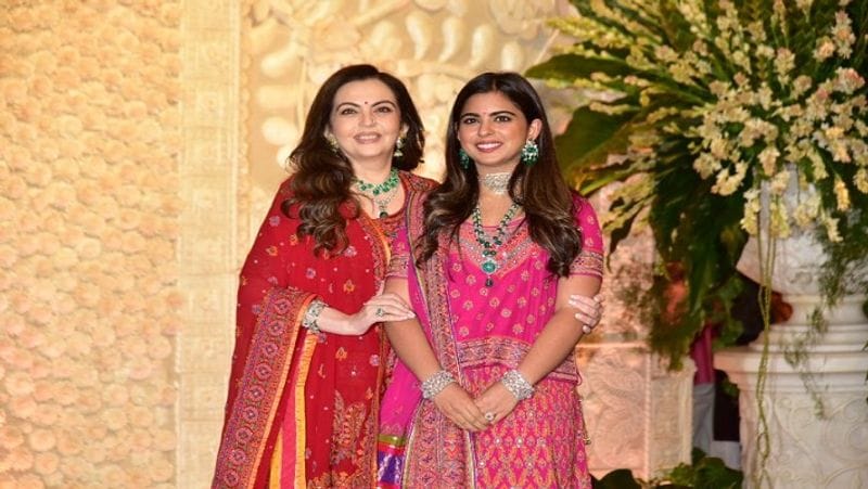 बेटी ईशा अंबानी के साथ नीता अंबानी की एक बेहद खास तस्वीर। ईशा अंबानी अब रिलायंस जियो और रिलायंस रिटेल का कामकाज देखती हैं।
