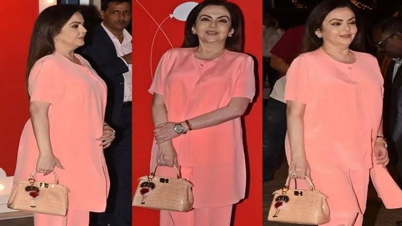 नीता अंबानी की ड्रेसेस मशहूर डिजाइनर्स तैयार करते हैं। उनकी एक-एक ड्रेस की कीमत लाखों में होती है। वे जो हैंडबैग यूज करती हैं, उनकी कीमत भी कई लाख होती है। नीता अंबानी दुनिया के बेहतरीन और महंगे ब्रांड्स के प्रोडक्ट्स का इस्तेमाल करती हैं। 
