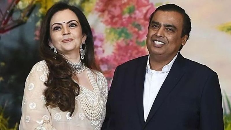 कहते हैं कि हर व्यक्ति की सफलता के पीछे किसी औरत का हाथ होता है। अक्सर वे प्रेमिका या पत्नी होती हैं। माना जा सकता है कि मुकेश अंबानी की सफलता के पीछे नीता अंबानी की बड़ी भूमिका रही है। वे हमेशा अपने पति को सपोर्ट करती हैं और उनका उत्साह बढ़ाती हैं। नीता अंबानी को उनके ससुर धीरूभाई अंबानी भी बहुत प्यार करते थे और उन्हें गृहलक्ष्मी का दर्जा दिया था। सास कोकिलाबेन भी नीता अंबानी को बहुत चाहती हैं। उन्हें अंबानी फैमिली में सबका प्यार और आदर मिलता है। 
