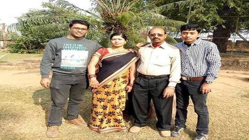 सुमित कुमार को 2017 की यूपीएससी परीक्षा में 493वीं रैंक मिली थी और डिफेंस कैडर मिला था। उन्होंने दोबारा यूपीएससी परीक्षा दी और साल 2018 में 53वीं रैंक के साथ टॉप करके इतिहास रच दिया। उनके अफसर बनने की खुशी से परिवार के सदस्य बहुत खुश हुए थे। वो अपनी सफलता का श्रेय अपने माता-पिता को ही देते हैं जिन्होंने उनके उज्जवल भविष्य के लिए कड़े फैसले लिए। 