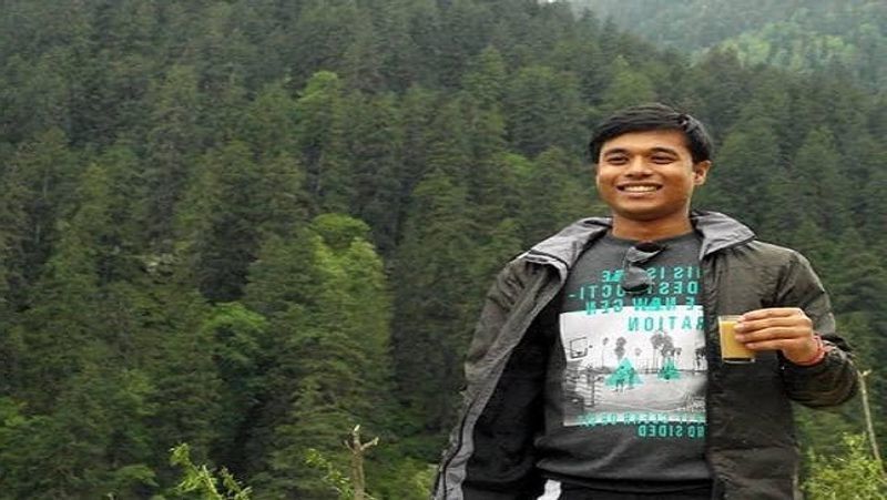 सुमित ने 2007 में मैट्रिक और 2009 में इंटर की परीक्षा पास की। 2009 में ही उनका चयन आईआईटी के लिए हुआ और उन्होंने आईआईटी कानपुर से बीटेक की पढ़ाई पूरी की।
