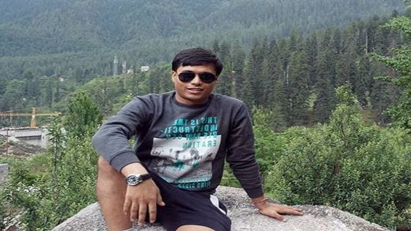 बताते हैं कि सुमित कुमार ने 8 साल की उम्र में ही पढ़ाई के लिए घर छोड़ दिया था। गांव में अच्छे स्कूल नहीं थे इसलिए छोटी उम्र से उन्होंने बाहर रहकर पढ़ाई की। पर उस समय कौन जानता था कि यह लड़का एक आईएएस अफसर बन कर वापस आएगा।