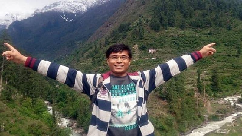 सुमित कुमार के पिता का नाम सुशील कुमार वर्णवाल है और उनकी मां का नाम मीना देवी है। देश की सबसे प्रतिष्ठित सेवा के लिए उनका चयन होने पर उनके परिवार के साथ ही इलाके के लोग भी काफी खुश थे। 