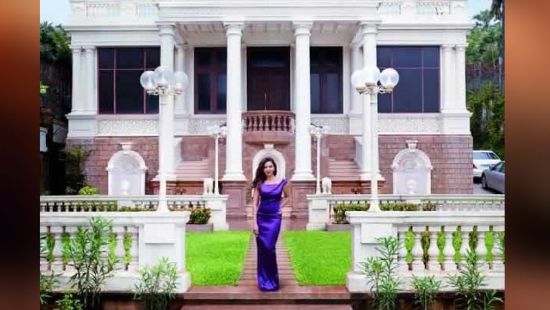 यह बंगला कभी 'विला विएना' के नाम से जाना जाता था। इस बंगले के मालिक मुंबई की आर्ट दुनिया में एक बड़ा नाम रखने वाले गुजरात के पारसी किकू गांधी थे।