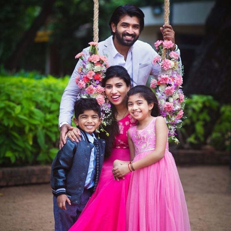 விஜயகுமாருக்கும் முதல் மனைவிக்கும் பிறந்தவர் அருண் விஜய், தற்போது தமிழ் சினிமாவில் முன்னணி நடிகராக வலம் வருகிறார். அவருக்கு அனிதா, கவிதா என்ற இரண்டு சகோதரிகளும் உள்ளனர்.
