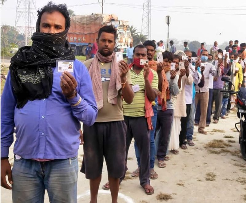 इसी तरह गंभीर मामले के प्रत्याशियों के बारे में बात करें तो साल 2005 में 345 उम्मीदवार थे। वहीं, साल 2010 में 614 हुई फिर, पिछले चुनाव में इनकी संख्या 779 हो गई और इस बार के चुनाव में और बढ़कर 915 हो गई है। बताते चले कि ये ऐसे प्रत्याशी हैं, जिनके आरोप सिद्ध होने पर पांच साल तक की सजा का प्रावधान है।