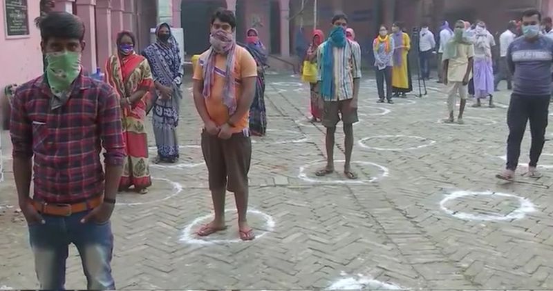 अब बात करते हैं करोड़पति प्रत्याशियों की, जिनकी संख्या पिछले 15 साल में 2020 प्रतिशत बढ़ गई है। जी हां, साल 2005 में 58 करोड़पतियों ने ही विधानसभा चुनाव लड़ा था, जबकि साल 2010 में इनकी संख्या 274 हो गई। फिर पिछले चुनाव में 832 लड़े थे, जबकि इस बार 1231 करोड़पति चुनावी मैदान में है।