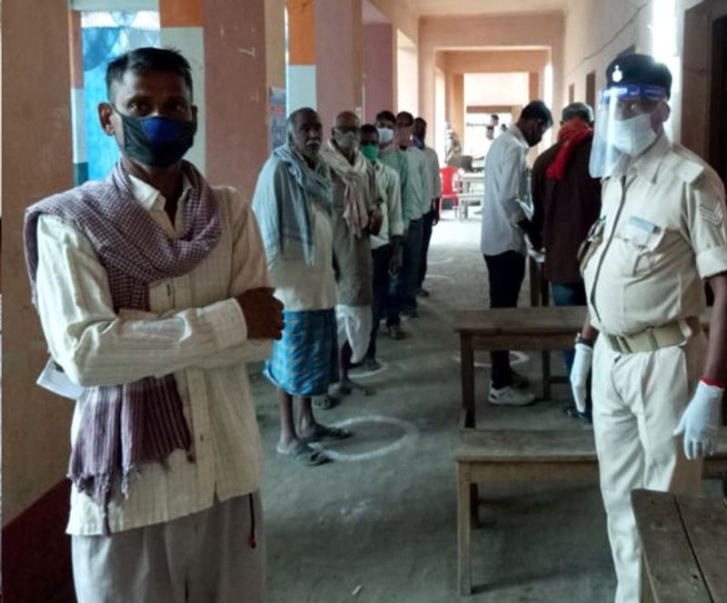 स्नातक या उससे ऊपर के डिग्री धारक प्रत्याशियों की बात करें तो साल 2005 में 826 ही थी, जो साल 2010 में बढ़कर 1375 हुई। फिर पिछले चुनाव में 1408 हुई और इस बार बढ़कर 1794 हो गई है।