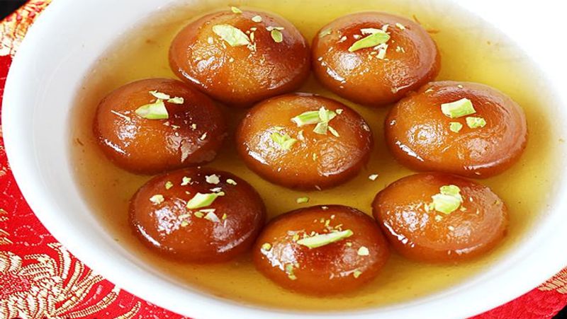 गुलाब जामुन सबसे फेमस और पसंदीदा भारतीय मिठाइयों में से एक है। शादी से लेकर तीज-त्योहार में इसे बनाया जाता है या बाजार से मंगवाया जाता है।
