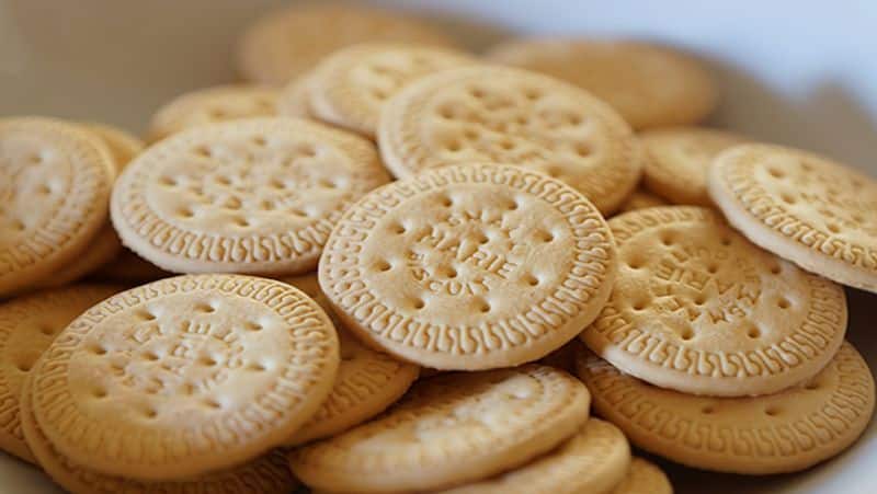 A famous company has been fined Rs 1 lakh for underselling a biscuit in a biscuit packet Kak
