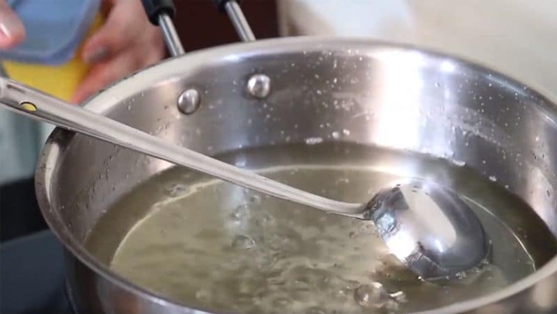 सबसे पहले चाशनी बनाने के लिए एक पैन में पानी और चीनी डालकर उबाल आने दें। इसे तब तक पकाएं जबतक चाशनी चिपचिपी न हो जाए और एक पतला सा तार इससे बनने लगे। इसके बाद इसमें इलायची पाउडर डालकर मिक्स करें और अलग रख दें।