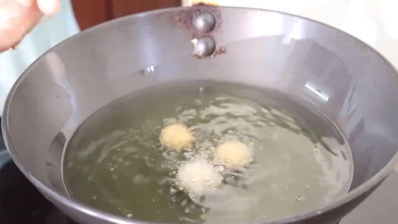 इन बॉल्स को मीडियम फ्लेम पर गोल्डन ब्राउन होने तक पकाएं और हल्की गर्म चाशनी में डालकर रख दें।