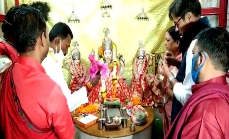 इन चुनावों में प्रदेश की सबसे हॉट सीट बन चुकी सांवेर विधानसभा में अलग ही नजारा देखने को मिल रहा है। वहीं यहां से चुनाव लड़ रहे भाजपा प्रत्याशी तुलसी सिलावट ने घर पर विधि-विधान से पंडितों ने पूजन करवाया। फिर अपने घर के पास मंदिर गए इसके बाद पत्नी के साथ वोट डालने के लिए पहुंचे।