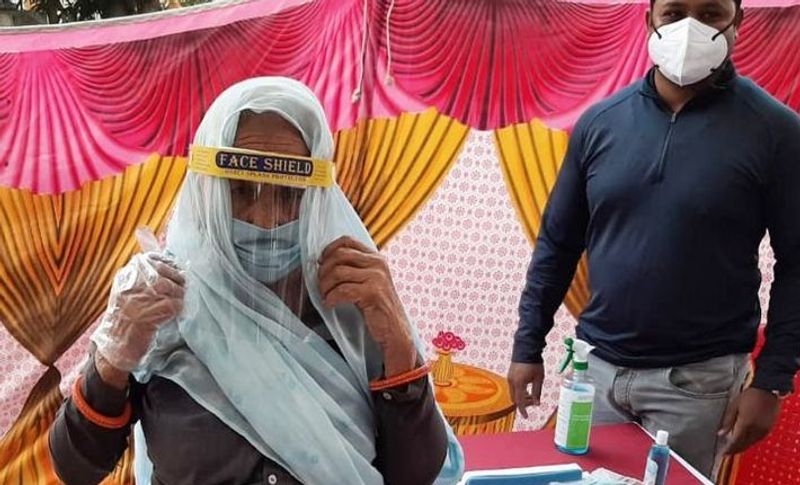 उपचुनाव में सुरक्षा के लिहाज से अर्धसैनिक बलों की 48 कंपनियां तैनात की गई है। जिसमें टोटल पुलिस-फोर्स के 38 हजार जवान की ड्यूटी लगाई गई है। बता दें कि इस बार कोविड-19 के चलते मतदाताओं के लिए टोकन व्यवस्था की गई है। जिसका नंबर आएगा पहले वही वोट डाल पाएगा। इसके अलावा वोटर को बैठने के लिए वेटिंग रूम भी बनाए गए हैं। साथ मतदाता की उंगली में स्याही से पहले उका तापमान चैक किया जा रहा है। अगर टैम्परेचर नार्मल आता है तो वह वोट डाल सकते हैं। लेकिन थोड़ा-बहुत भी तापमान ज्यादा हुआ तो वह वोटर आखिरी समय में अपना मतदान कर पाएगा।