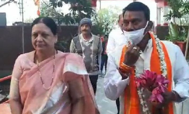 सावेर विधानसभा के भाजपा प्रत्याशी तुलसी सिलवट ने पत्नी के साथ मतदान किया।
