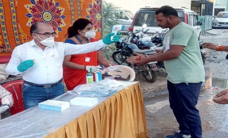 यह तस्वरी प्रदेश की सबसे हॉट सीट माने जाने वाली सांवेर विधानसभा के बूथ क्रमांक - 201 की है, जहां मतदान कर्मी पहले वोटर का थर्मल स्कैनिंग कर रहे हैं। इसके बाद वोट डालने की अनुमति दी जा रही है।