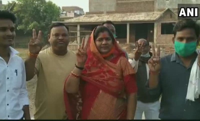एमपी उपचुनाव में सबसे ज्यादा चर्चित चेहरा रहीं शिवराज सरकरा में मंत्री इमरती देवी ने भी डबरा सीट की बूथ नंबर 219 पर अपना वोट डाला।