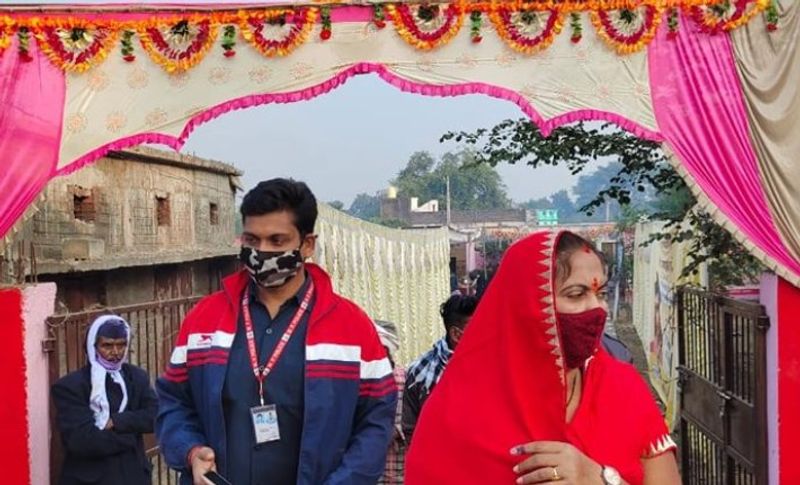 नेपानगर में भाजपा प्रत्याशी सुमित्रा कास्डकर ने डेडतालाई के मतदान केंद्र 155 में वोट डाला।
