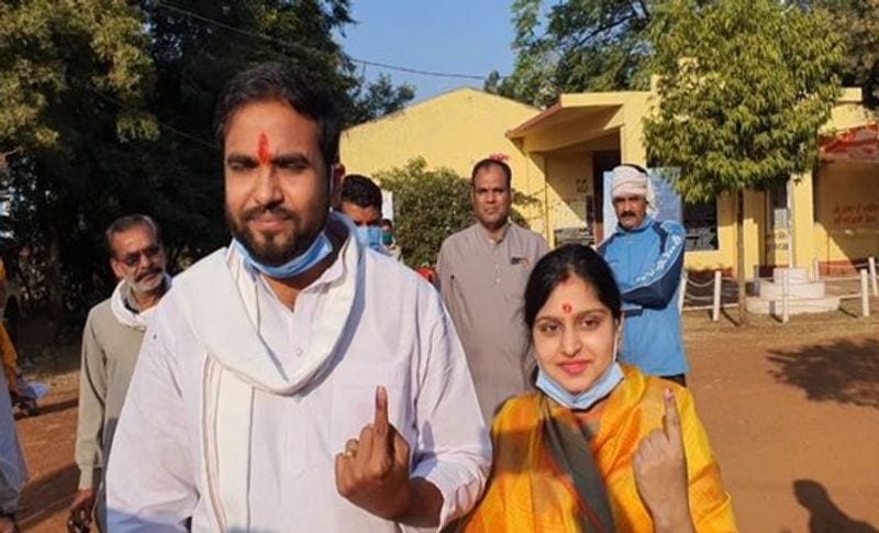 आगर विधानसभा उपचुनाव में कांग्रेस प्रत्याशी विपिन वानखेड़े ने अपनी पत्नी के साथ आगर के टिलर कॉलोनी में वोट डालने के पहुंचे। 