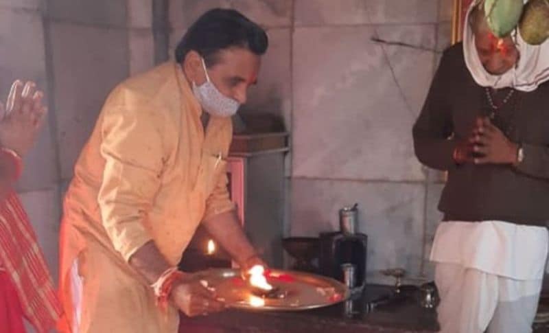 मांधाता विधानसभा के भाजपा प्रत्याशी नारायण पटेल ने भी मतदान करने से पहले सुबह करीब 8:15 बजे आरती पूजन किया। इसके बाद वोट डालने के लिए पहुंचे।
