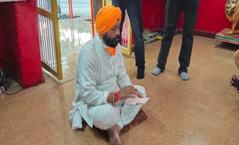 मंदसौर जिले के सुवासरा विस से भाजपा प्रत्याशी हरदीपसिंह डंग सुबह सुवासरा में बालाजी मंदिर में हनुमान चालीसा का पाठ करते हुए।
