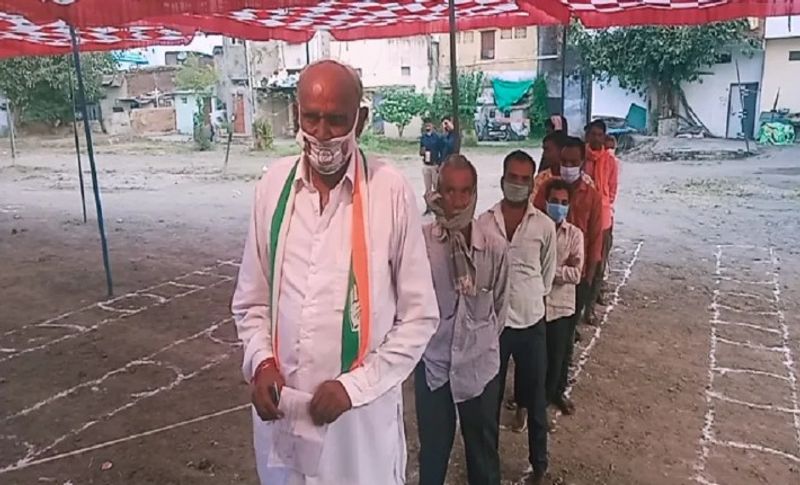 तस्वीर में आप साफ तौर पर देख सकते हैं किस तरह से मतदाता सोशल डिस्टेंस मेंटेन करते हुए अपना वोट डाल रहे हैं। वह वोट डालने के लिए मतदाता पर्याप्त अंतर के साथ लाइन में खड़े हो रहे।