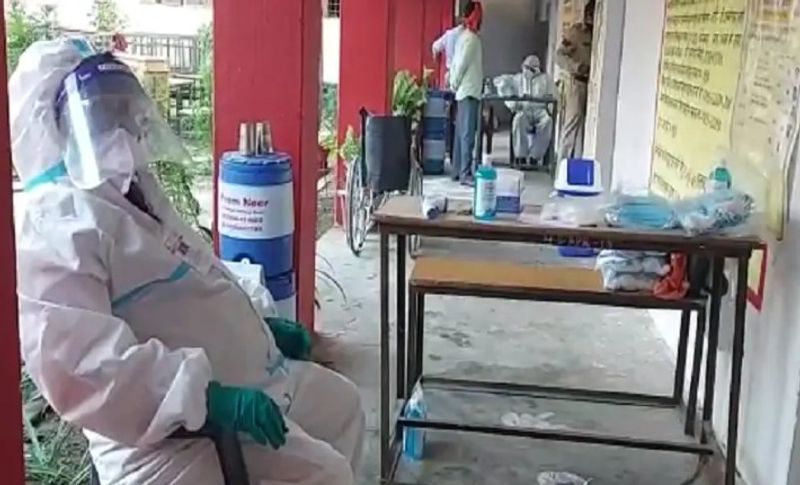 तस्वीर में देख सकते हैं किस तरह कोरोना संक्रमण से बचाव के लिए मतदान केंद्रों पर व्यापक इंतज़ाम किए गए हैं। जहां मतदान कर्मी और मतदाता मास्क, पीपीई ड्रेस में नज़र आ रहे हैं।

