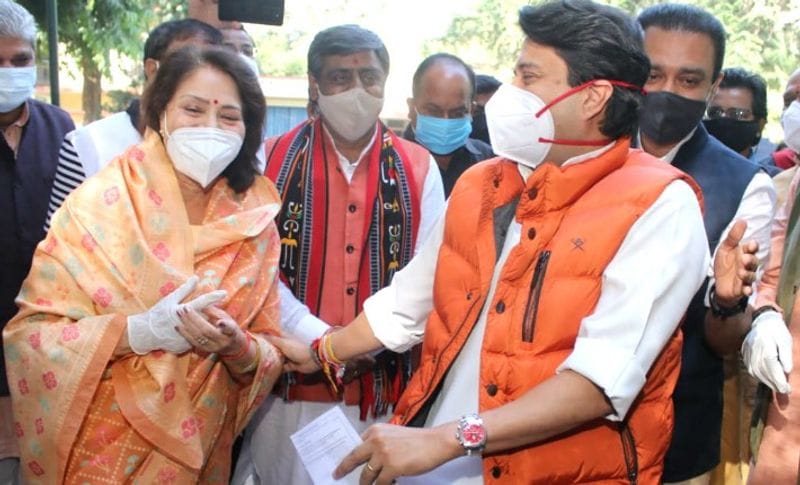 सिंधिया ने कहा कि मुझे पूरा विश्वास है कि नरेंद्र मोदी, जे पी नड्डा, अमित शाह और शिवराज सिंह जी के नेतृत्व में देश प्रगति के पथ पर अग्रसर होगा। कांग्रेस जब हार रही होती है तो वह बौखला जाते हैं। कमलनाथ जी वादे ज्यादा करते हैं और काम कम करते हैं, इसलिए आज उन्हें ये दिन देखने को मिला है। साथ ही उन्होंने मतदाताओं से वोट करने की अपील भी की। उन्होंने कहा कि एक-एक व्यक्ति मतदान करे। कोविड से बचाव की सारी व्यवस्थाएं हैं। ये प्रजातंत्र के महत्व की लड़ाई है। 