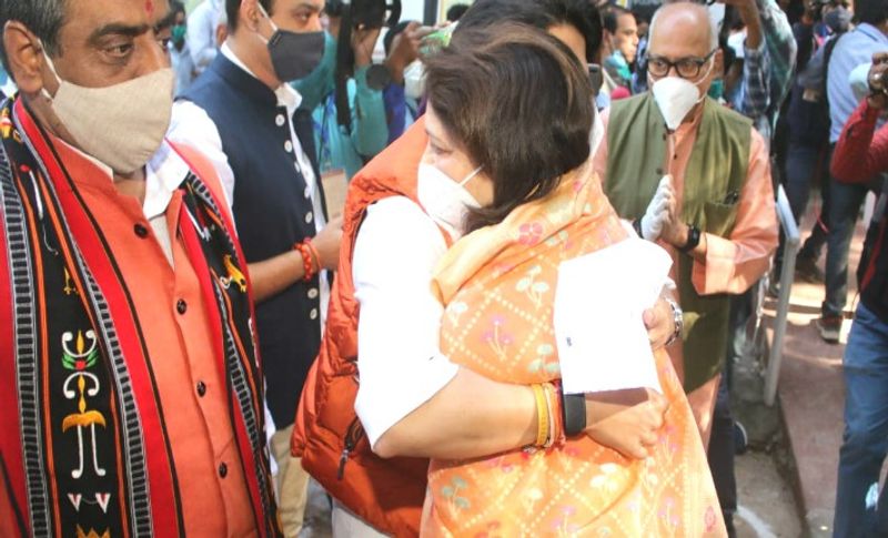 जब सिंधिया वोट डालन के लिए पहुंचे तो मतदान केंद्र पर उन्होंने अपनी मामी और पूर्व मंत्री माया सिंह के मस्ती के अंदाज में बात भी की। इस दौरान उन्होंने मामी को गले लगाते हुए शुभकामनाएं दी।