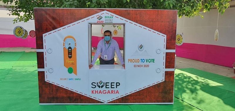 सेल्फी प्वाइंट पर अपनी फोटो खींचवाता मतदाता।