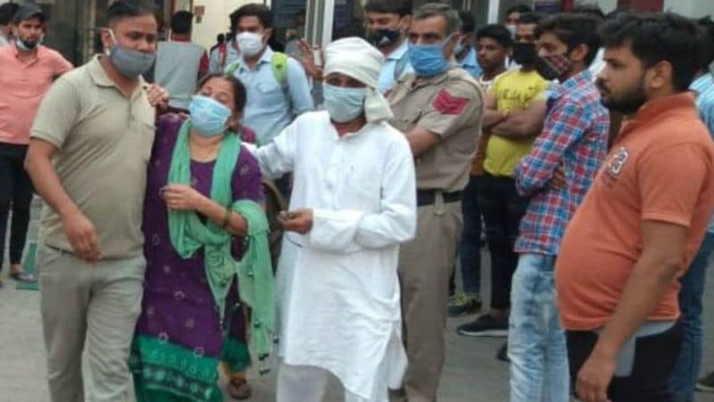 आरोपी तौसीफ 12वीं तक निकिता के साथ पढ़ा है। वह दोस्ती के लिए दबाव डालता था। कहा यह जा रहा है कि 2018 में तौसीफ पर निकिता के अपहरण का इल्जाम लगा था। लेकिन एक मीडिया चैनल का कहना है कि निकिता खुद उसके साथ गई थी। (घटना के बाद मृतका के परिजन) आगे पढ़ें निकिता हत्याकांड की कहानी..
