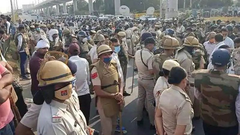 8 प्वाइंट मेंः निकिता मर्डर केस की पूरी कहानी...
- निकिता बी कॉम थर्ड ईयर की स्टूडेंट थी। पेपर देकर लौट रही निकिता को बीच रास्ते तौसीफ ने गाड़ी में खींचने की कोशिश की। इनकार करने पर तौसीफ ने उसे गोली मार दी। घटना के 5 घंटे बाद पुलिस ने तौसीफ और रेहान को गिरफ्तार कर लिया। मुख्य आरोपी फिजियोथैरेपी का कोर्स कर रहा है।
- फरीदाबाद पुलिस की 10 टीम ने 5 घंटे में दोनों आरोपियों को गिरफ्तार कर लिया। आरोपी ने मोबाइल नंबर बंद नहीं किया था। वह लगातार कुछ लोगों के संपर्क में थे। इसलिइए पुलिस के राडार से वो बच नहीं पाया।
- बता दें, तौसीफ 12वीं तक निकिता के साथ ही पढ़ा था। वो निकिता पर दोस्ती और धर्म बदलने के लिए दबाव बनाता था। कहता था, मुस्लिम बन जाओ, हम शादी कर लेंगे। 2018 में वो एक बार निकिता को किडनैप कर चुका है।
- 3 अगस्त 2018 को तौसीफ ने 3-4 सहेलियों के साथ निकिता को जबरदस्ती कार में बैठाया था। कुछ दूरी पर सहेलियों को उतारकर निकिता को किडनैप कर ले गया था। सहेलियों और परिजनो ने पुलिस को निकिता के अपहरण की जानकारी दी थी। जिसके बाद पुलिस ने 2 घंटे में उसे बरामद कर लिया था।
- पुलिस कमिश्नर ओपी सिंह ने बताया, घटना की जांच के लिए एसीपी क्राइम अनिल कुमार की अगुवाई में एसआईटी गठित कर दी गई है।
- बता दें, तौसीफ का परिवार पॉलिटिकली स्ट्रॉन्ग है। दादा कबीर अहमद पूर्व विधायक जबकि चचेरे भाई आफताब आलम मेवात जिले की नूंह सीट से कांग्रेस विधायक हैं। इतना ही नहीं, आफताब के पिता खुर्शीद अहमद हरियाणा सरकार में मंत्री रह चुके हैं। चाचा जावेद अहमद बसपा से जुड़े हैं।
- निकिता के पिता मूलचंद तोमर 25 साल पहले यूपी के हापुड़ जिले से बल्लभगढ़ आए थे। निकिता भाई-बहनों में छोटी थी। बड़ा भाई नवीन सिविल सर्विस की तैयारी कर रहा है, जबकि निकिता सेना में भर्ती होना चाहती थी।