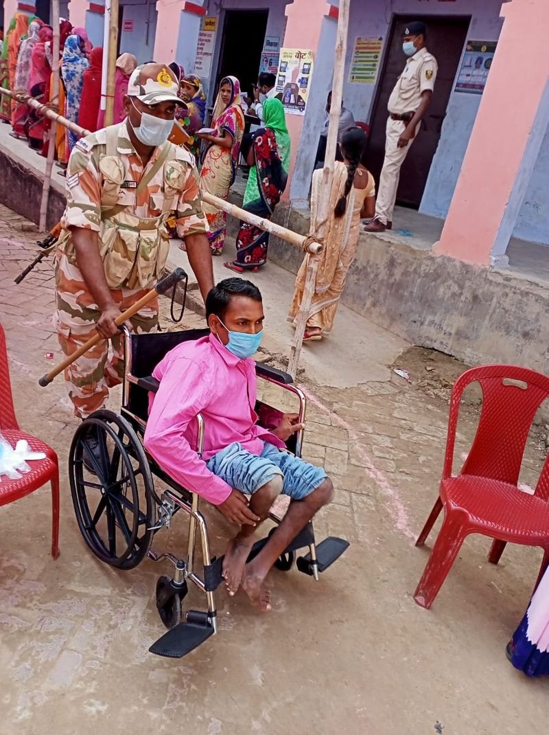 दिव्यांग मतदाता को इस तरह बूथ पर ले जाता जवान।