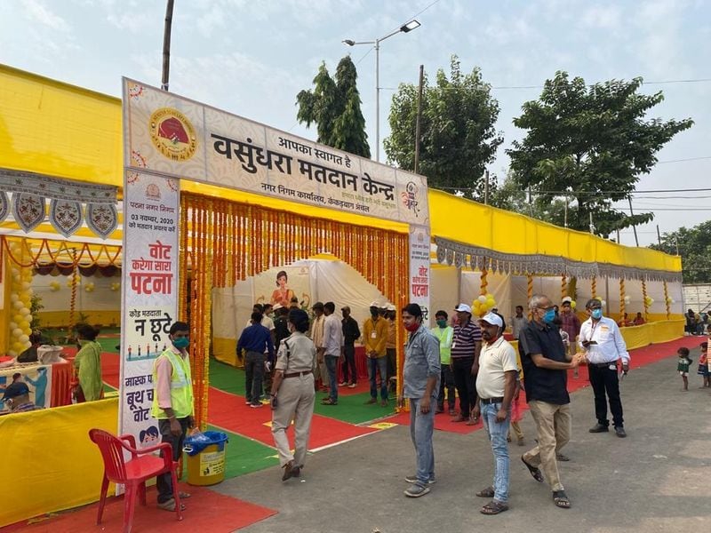 मतदान केंद्र को कुछ इस तरह से सजाया गया।