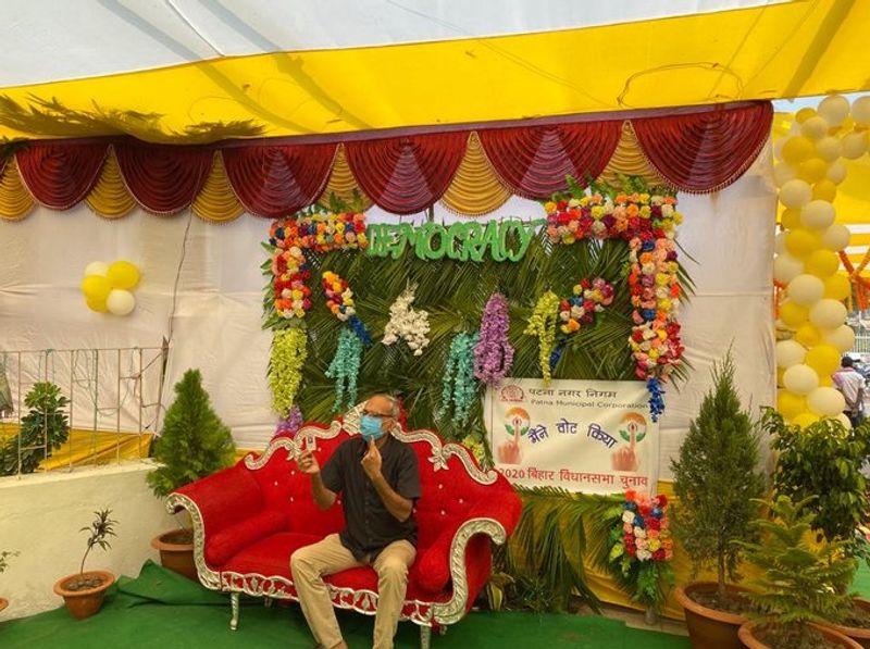 वोट करने के बाद आदर्श मतदान केंद्र पर ऐसे सेल्फी लेता एक मतदाता।