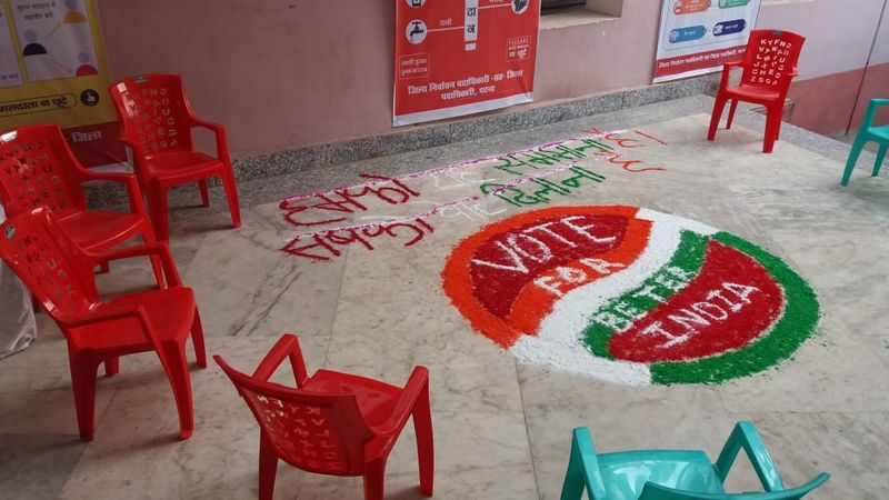 मतदान केंद्र पर बनाई गई रंगोली।
