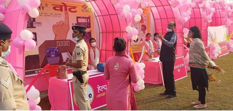 एक मतदान केंद्र को कुछ इस तरह से सजाया गया है।