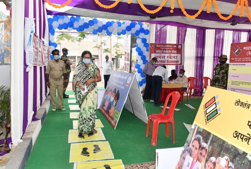 एक आदर्श मतदान केंद्र पर कोरोना काल के गाइड लाइन का पालन कराने के लिए कुछ इस तरह से की गई व्यववस्था।