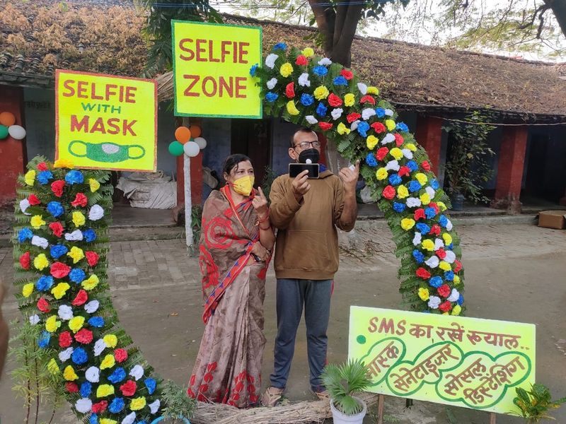 बिहार में एक बूथ पर बने सेल्फी प्वाइंट पर मतदान करने के बाद अपनी सेल्फी लेते पति-पत्नी। 